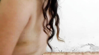 Mujer infiel mostrando su coño peludo a su amante