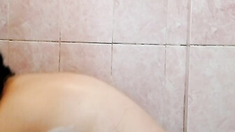 Espoa infiel graba video bañandose para enviar a su amante