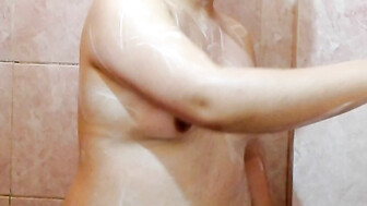 Espoa infiel graba video bañandose para enviar a su amante