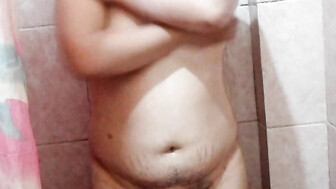 Putita hermosa mostrando la vagina peluda mientras se baña