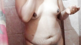 Putita hermosa mostrando la vagina peluda mientras se baña