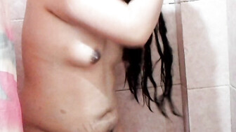 Putita hermosa mostrando la vagina peluda mientras se baña