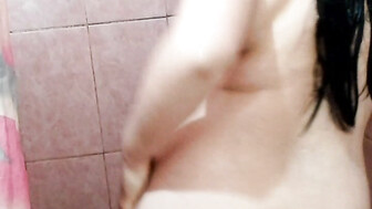 Putita hermosa mostrando la vagina peluda mientras se baña