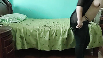 Putita con enorme culo follando rico