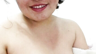 Mostrando las tetas pequeñas despues de un baño desnuda