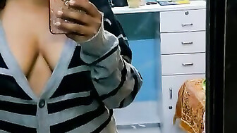 Bengali girl Rini das sexy figure out mirror selfie video