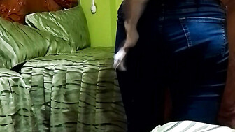 Universitaria con coño peludo experta haciendo el amor